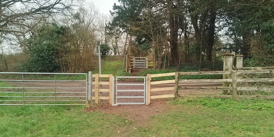 Meredith field self closing gate
